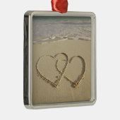 ビーチで描かれる2つの重なるハート メタルオーナメント (右)
