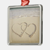 ビーチで描かれる2つの重なるハート メタルオーナメント (左)