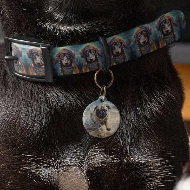 ビーチで楽しむパグ カスタマイズ可能 ペット　ネームタグ (クリエイターアップロード済み)