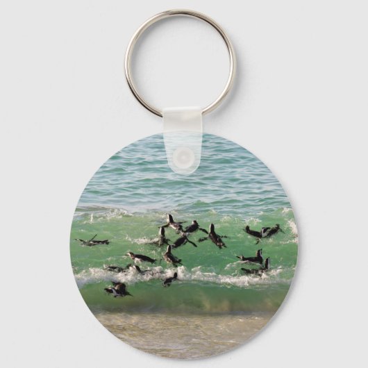 ビーチで泳ぐアフリカペンギン キーホルダー (正面)