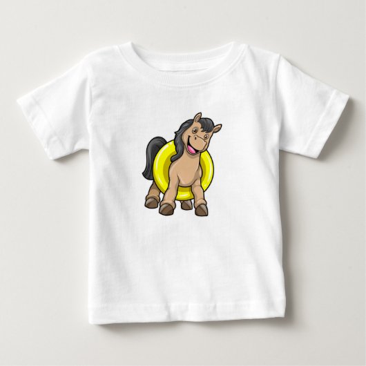 ビーチで泳ぐ馬 ベビーTシャツ (正面)