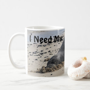 ビーチで眠っているハワイの修道士のシール コーヒーマグカップ