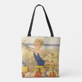 ビーチで砂のおもちゃで遊ぶヴィンテージの少年 トートバッグ (裏面)