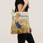 ビーチで砂のおもちゃで遊ぶヴィンテージの少年 トートバッグ (クローズアップ)