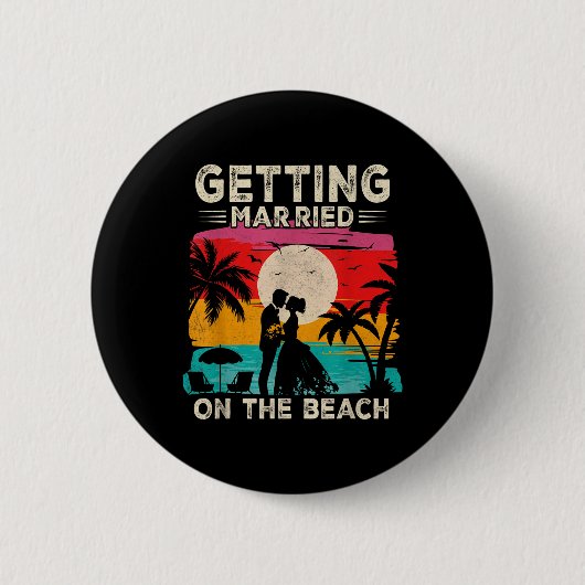 ビーチで結婚式を挙げる新婦の独身パーティー 缶バッジ (正面)