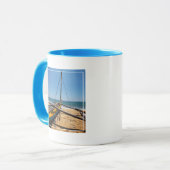 ビーチで繋ぎ止められる漁船 マグカップ (正面左)