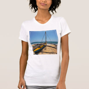 ビーチで繋ぎ止められる漁船 Tシャツ