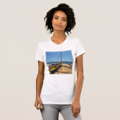 ビーチで繋ぎ止められる漁船 Tシャツ (正面フル)
