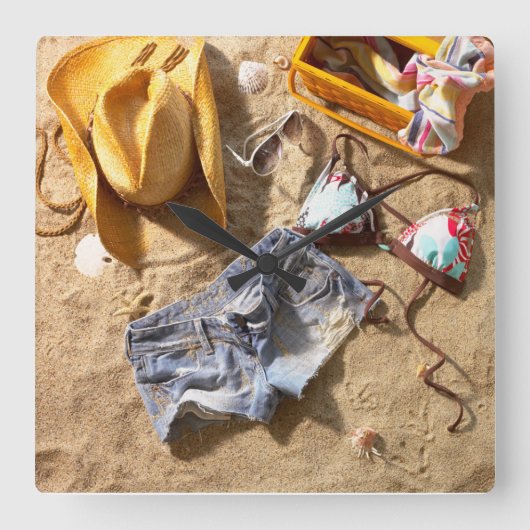 ビーチで置き去りになる衣類 スクエア壁時計 (正面)