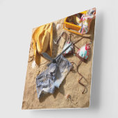 ビーチで置き去りになる衣類 スクエア壁時計 (傾斜)