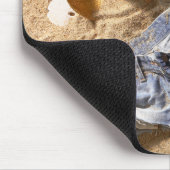 ビーチで置き去りになる衣類 マウスパッド (コーナー)