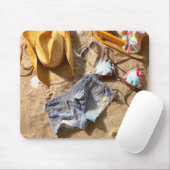 ビーチで置き去りになる衣類 マウスパッド (マウス)