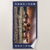 ビーチで走っている馬 ビーチタオル (正面)