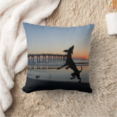 ビーチで踊る幸せな犬のシーン クッション (ブランケット)