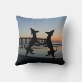 ビーチで踊る幸せな犬のシーン クッション (裏面)
