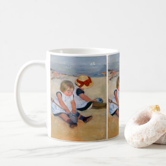 ビーチで遊ぶ子供たち  コーヒーマグカップ (ドーナツ)