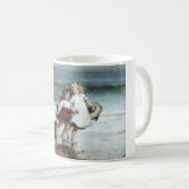 ビーチで馬のふりをする子ども コーヒーマグカップ (正面右)