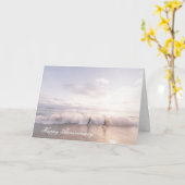 ビーチで駆けるカップルの記念日カード カード (黄色い花)