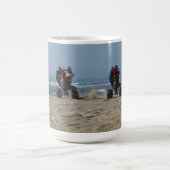 ビーチでWheeliesに乗る3つの荷車引き! コーヒーマグカップ (中央)