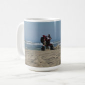 ビーチでWheeliesに乗る3つの荷車引き! コーヒーマグカップ (正面左)