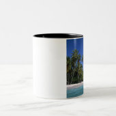 ビーチとヤシの木、モルディブ ツートーンマグカップ (中央)