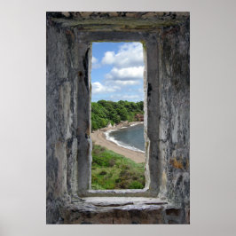 ビーチと木を構成する石窓 ポスター