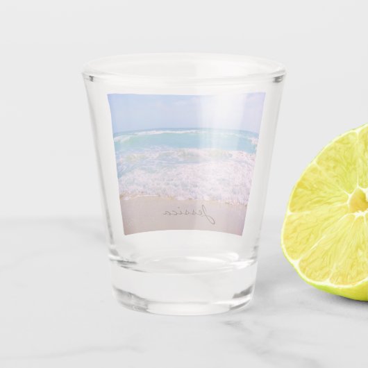 ビーチと美しい海パーソナライズされた名 ショットグラス (裏面)