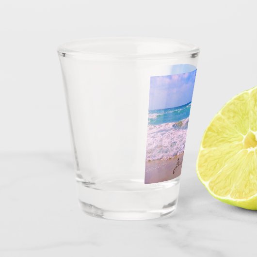 ビーチと美しい海パーソナライズされた名 ショットグラス (左)