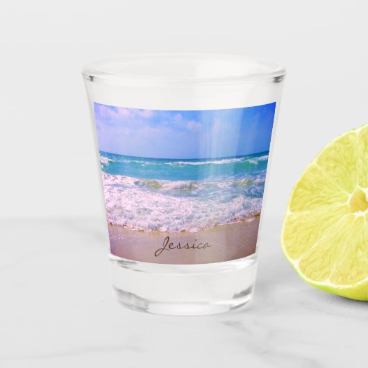 ビーチと美しい海パーソナライズされた名 ショットグラス (正面)