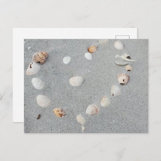 ビーチと貝殻で作られたハート。 ポストカード (正面/裏面)