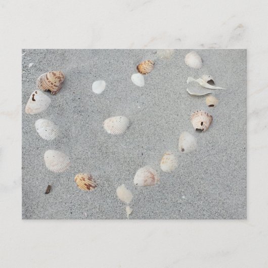 ビーチと貝殻で作られたハート。 ポストカード (正面)