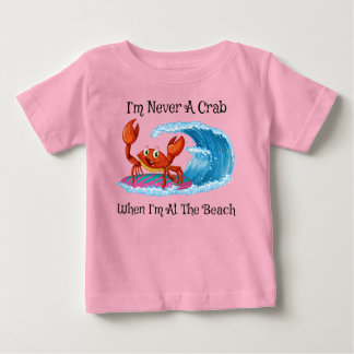 ビーチにいるときはカニになんてならない! ベビーTシャツ