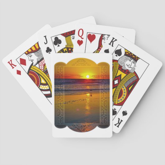 ビーチによって組み立てられる芸術のデザインに反映される海の日の出 トランプ (裏面)
