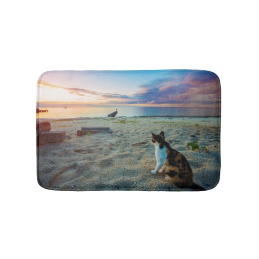 ビーチに坐っている猫 バスマット (正面)