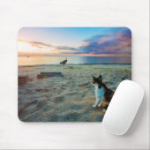 ビーチに坐っている猫 マウスパッド (マウス)