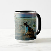 ビーチに坐っている猫 マグカップ (正面右)