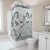 ビーチに横たわる5人の若い女性のポートレート シャワーカーテン (インサイチュ)