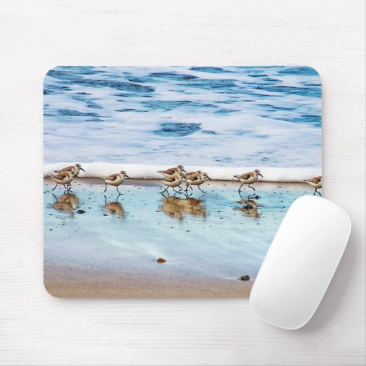 ビーチに沿って走っているシギ マウスパッド (マウス)