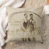 ビーチに立っている人 クッション (ブランケット)