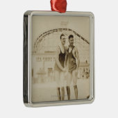 ビーチに立っている人 メタルオーナメント (右)