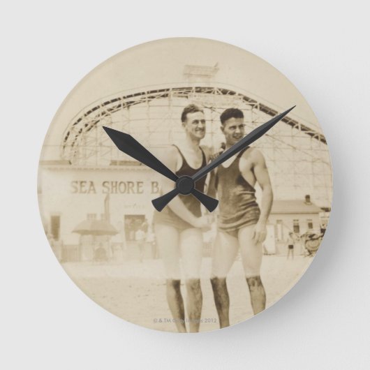 ビーチに立っている人 ラウンド壁時計 (正面)