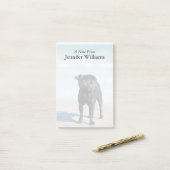 ビーチに立つ黒いパグ ポストイット (デスク上)