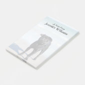 ビーチに立つ黒いパグ ポストイット (アングル)