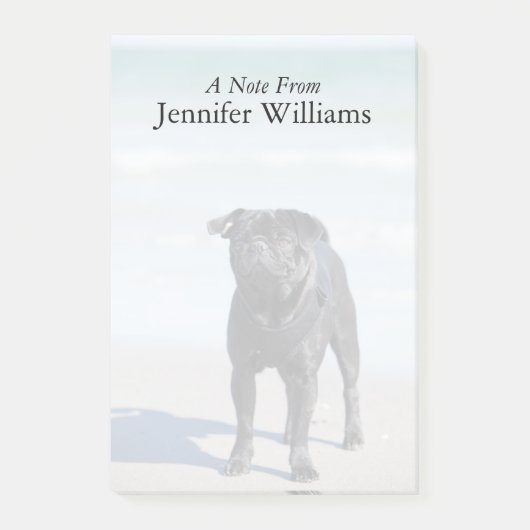 ビーチに立つ黒いパグ ポストイット (正面)