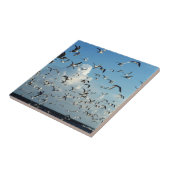 ビーチに飛んでいるカモメ タイル (側面)