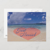 ビーチのたった今結婚しましたのハート 案内ポストカード (正面/裏面)