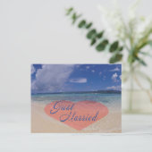 ビーチのたった今結婚しましたのハート 案内ポストカード (スタンド正面)