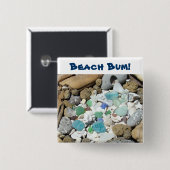 ビーチののらくら者! ボタンの青い海のガラス流木の化石 缶バッジ (正面&裏面)