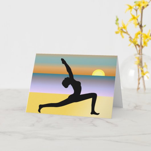 ビーチのカスタムな挨拶状のヨガの姿勢 カード (黄色い花)