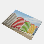 ビーチのカラフルな小屋 ドアマット (アングル)